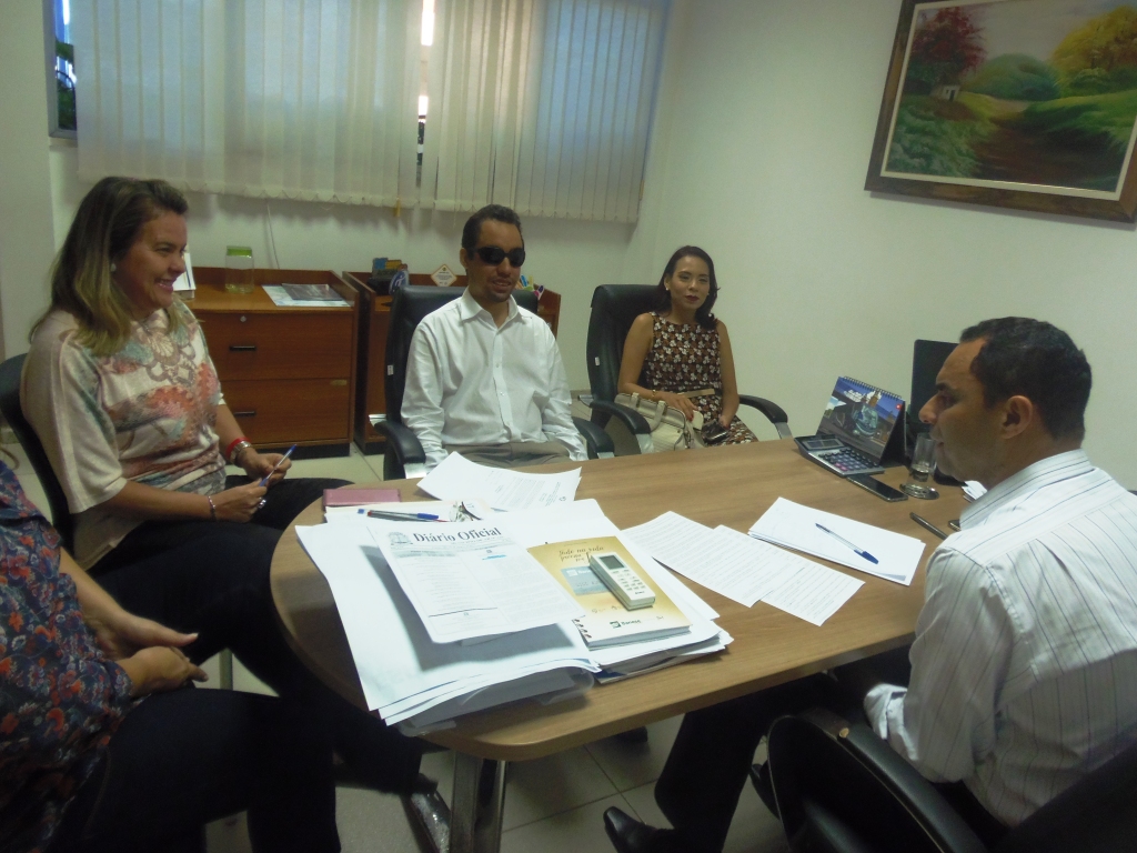 Táxis adaptados para pessoas com deficiência são tema de reunião na SMTT - SMTT Aracaju